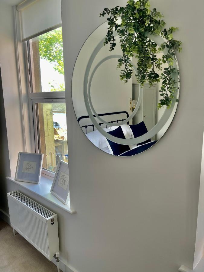Seaview Flat With Balcony, Spacious 2 Bedroom Уърдинг Екстериор снимка