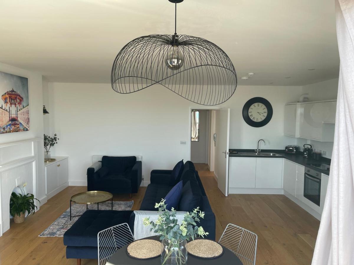 Seaview Flat With Balcony, Spacious 2 Bedroom Уърдинг Екстериор снимка