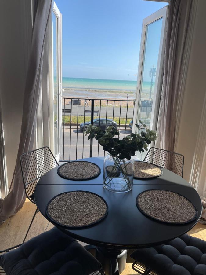 Seaview Flat With Balcony, Spacious 2 Bedroom Уърдинг Екстериор снимка