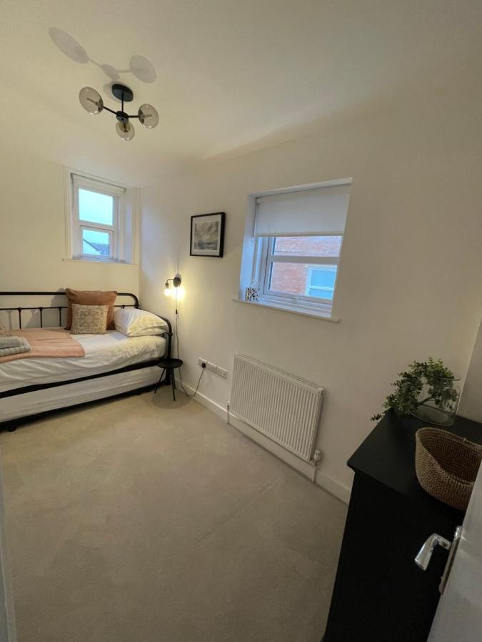 Seaview Flat With Balcony, Spacious 2 Bedroom Уърдинг Екстериор снимка