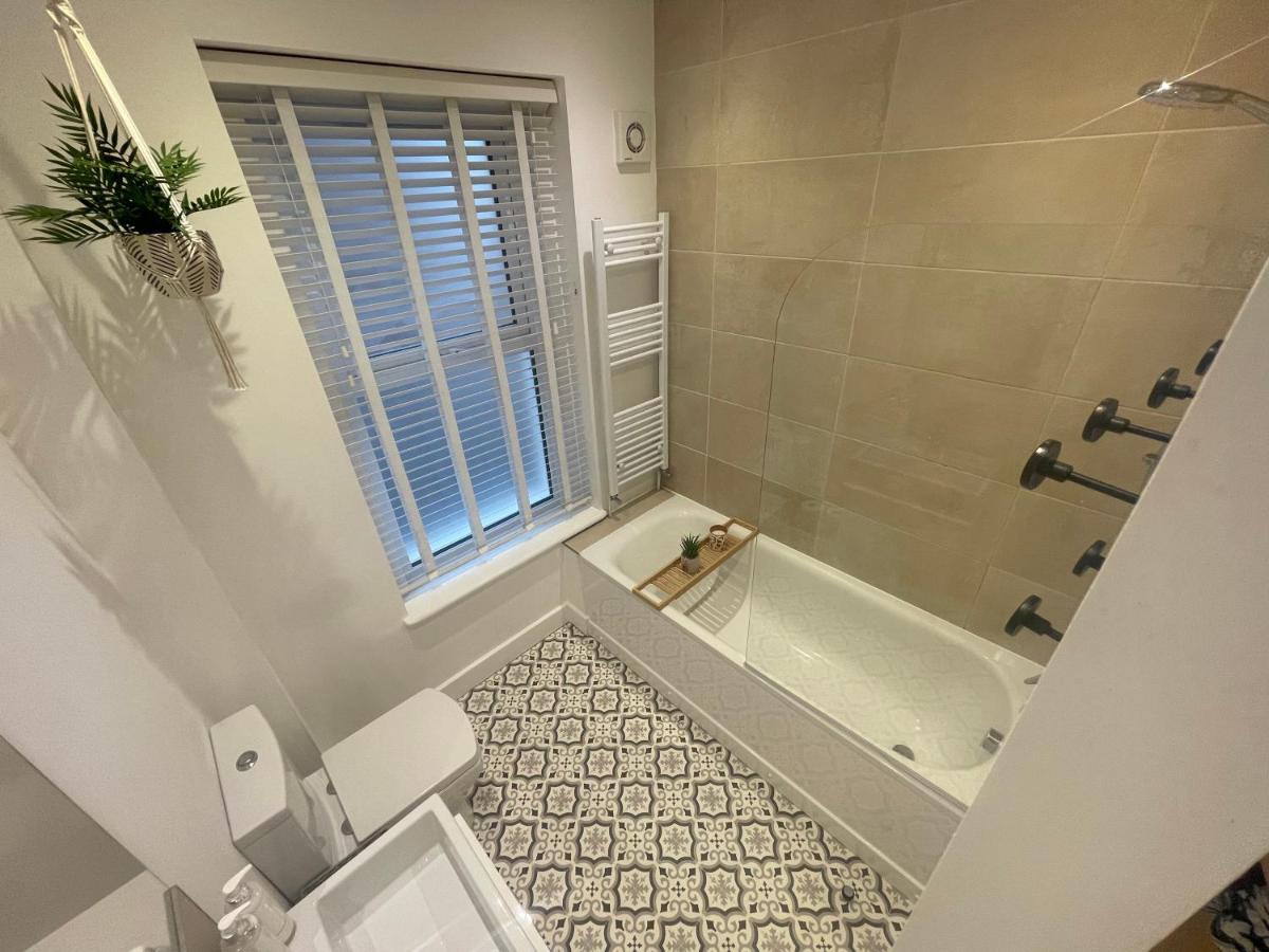 Seaview Flat With Balcony, Spacious 2 Bedroom Уърдинг Екстериор снимка