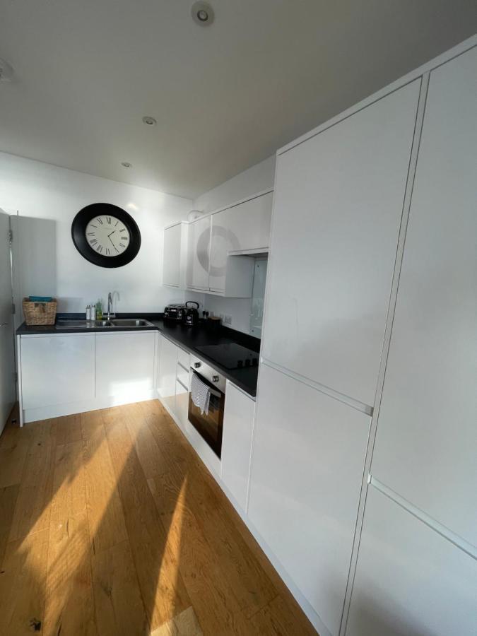 Seaview Flat With Balcony, Spacious 2 Bedroom Уърдинг Екстериор снимка