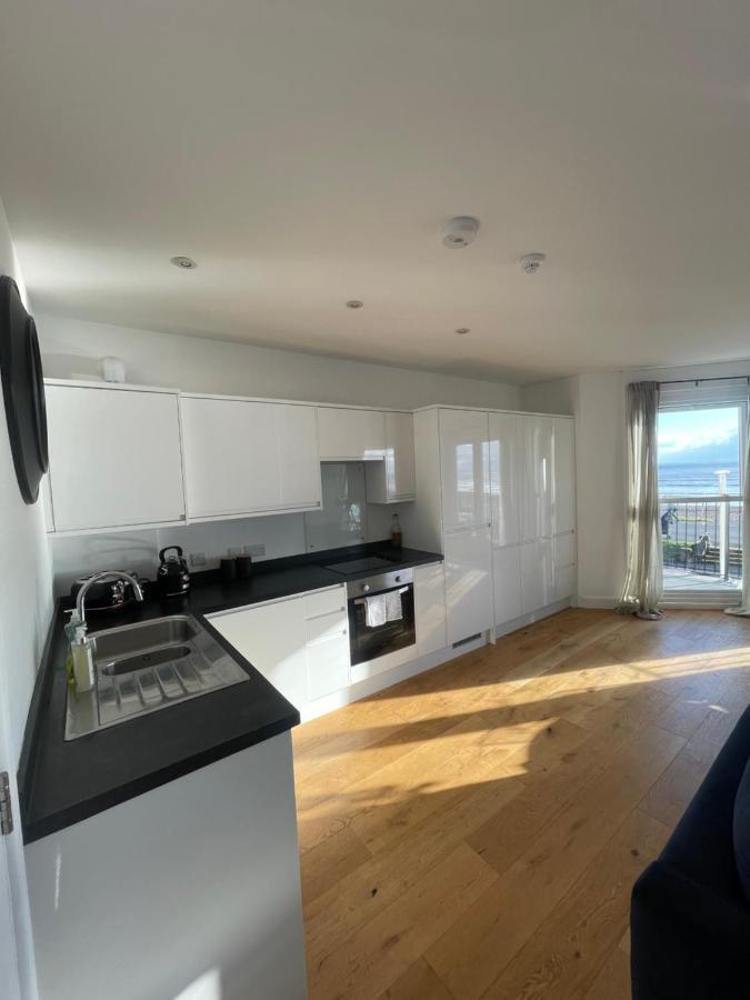 Seaview Flat With Balcony, Spacious 2 Bedroom Уърдинг Екстериор снимка